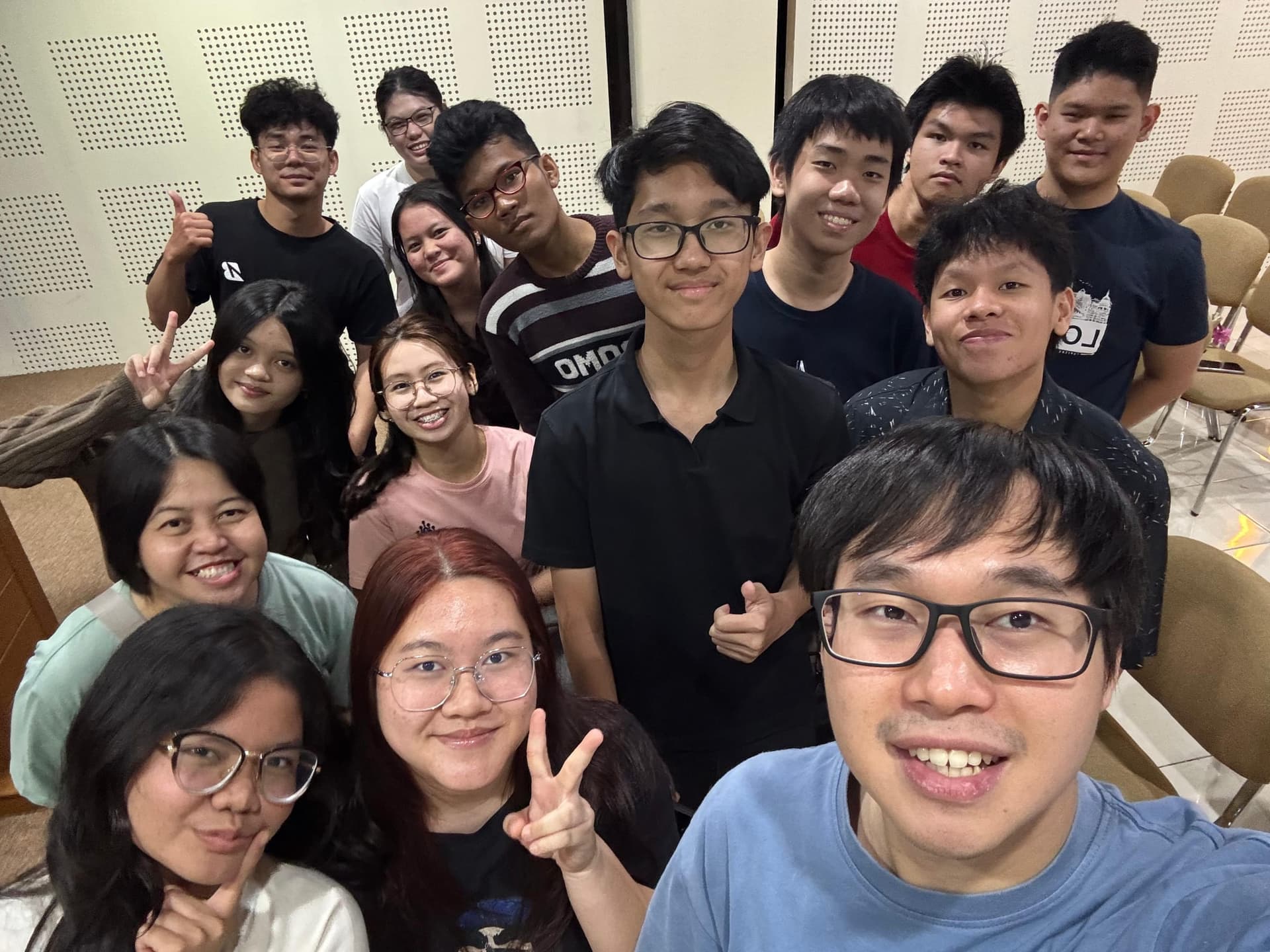 Swafoto ramai anak muda Youth HOG seusai persekutuan