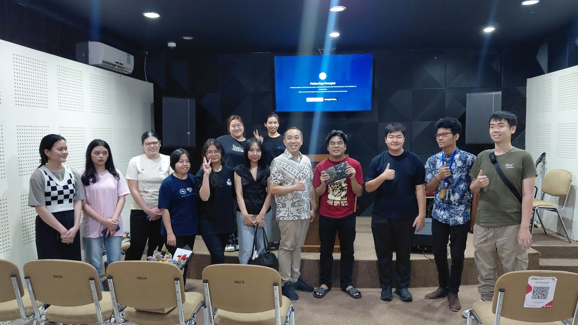 Anak muda Youth HOG berfoto bersama di ruang ibadah