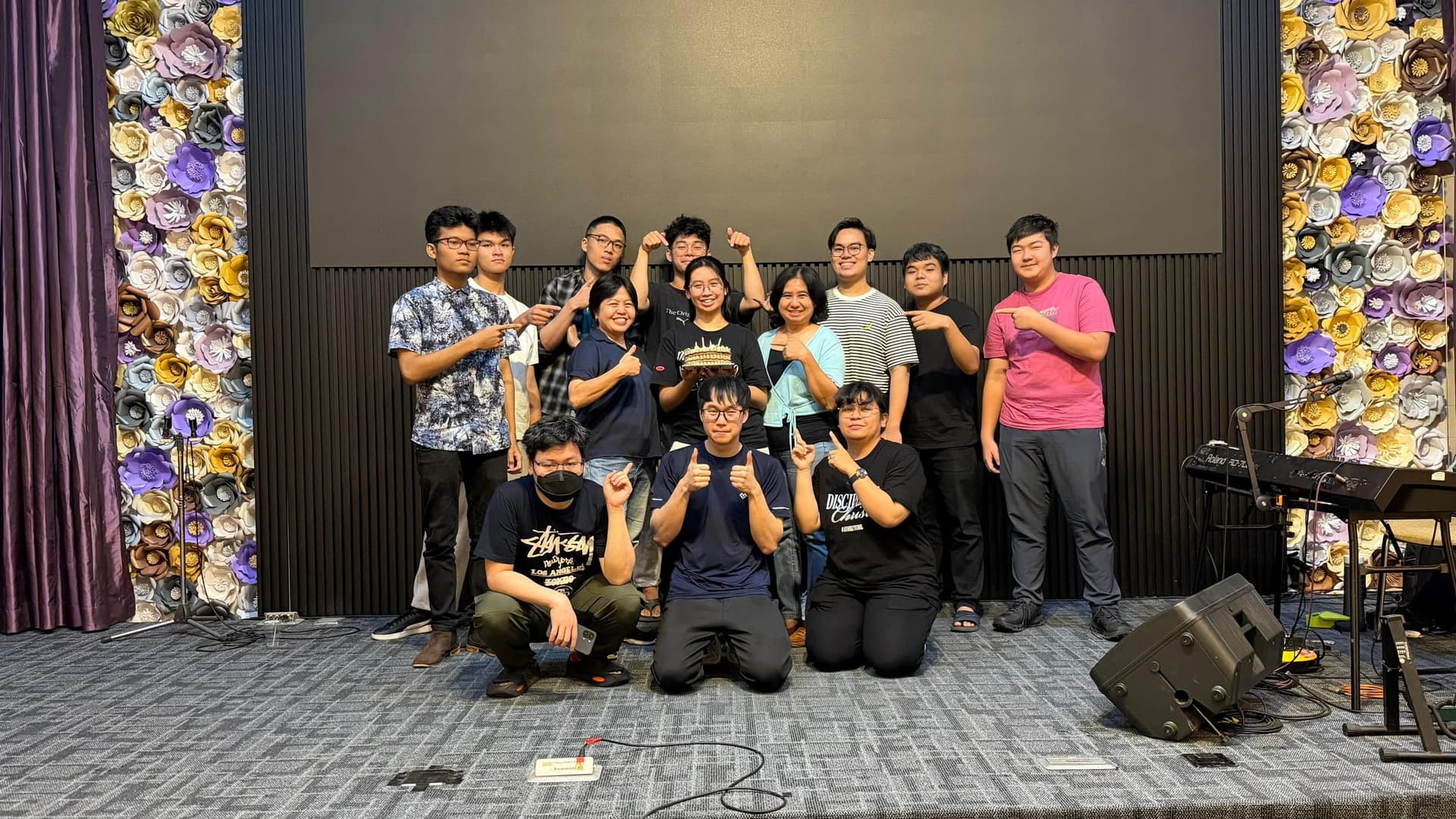 Anak muda Youth HOG berfoto bersama di panggung ruang ibadah