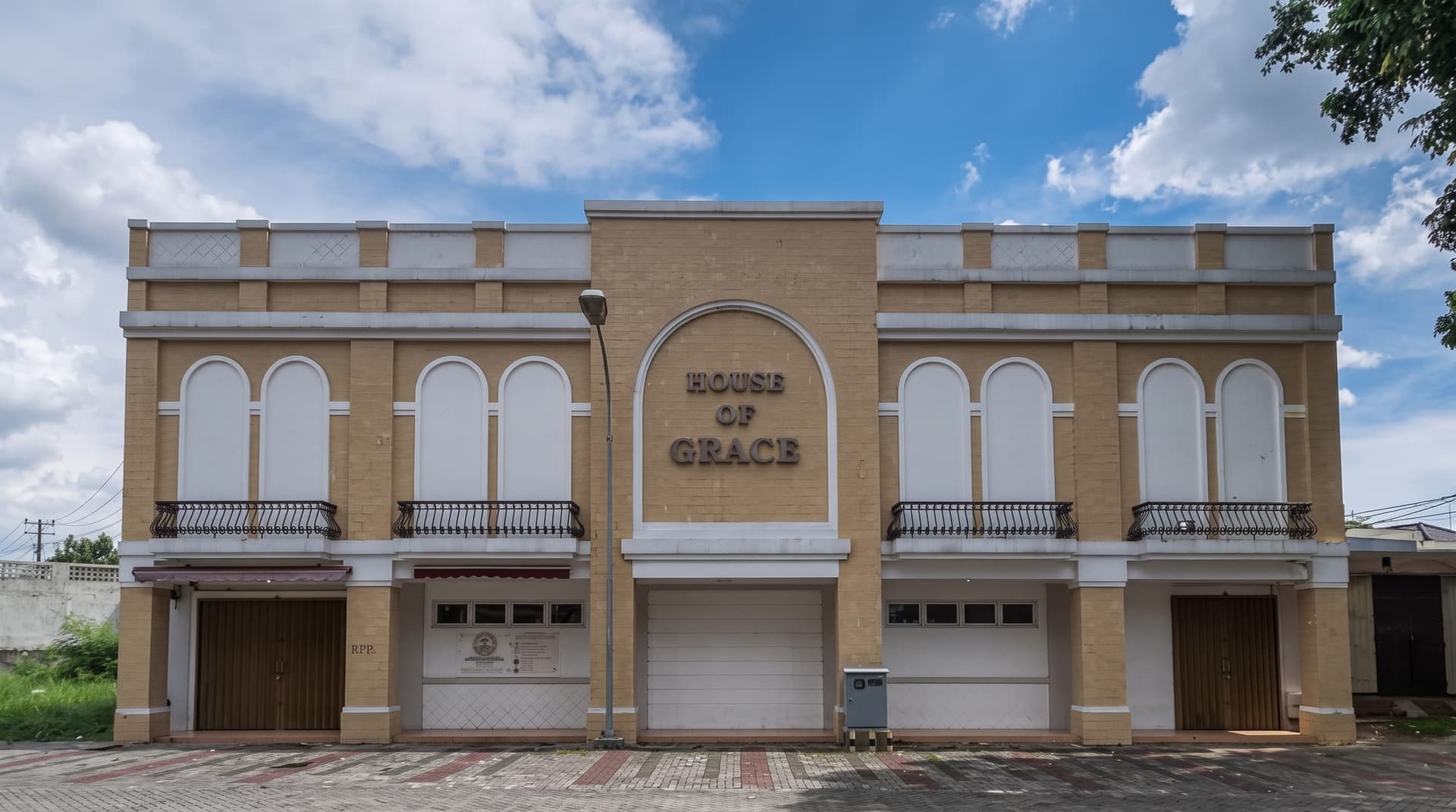 Gedung GBI House of Grace dengan tulisan House of Grace di depannya