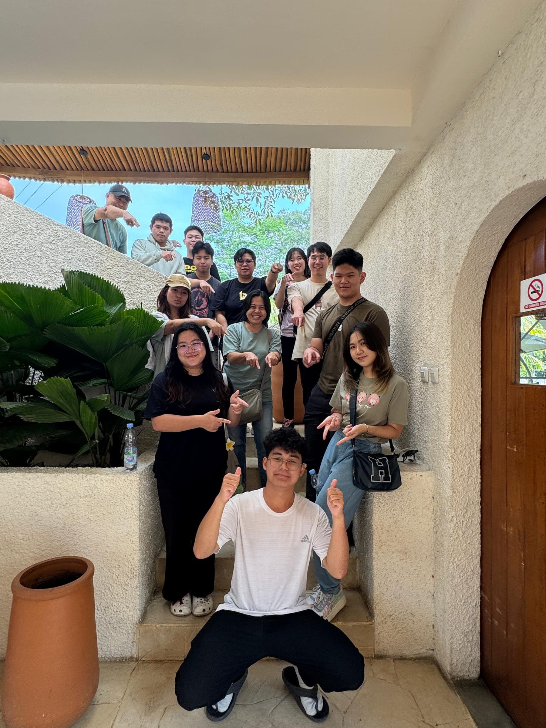 Anak muda Youth HOG berpose di tangga saat jalan bersama