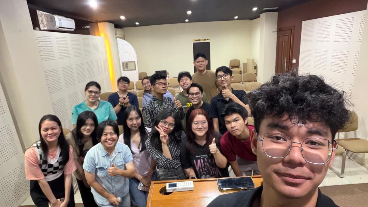 Anak muda Youth HOG berkumpul di ruang pertemuan gereja
