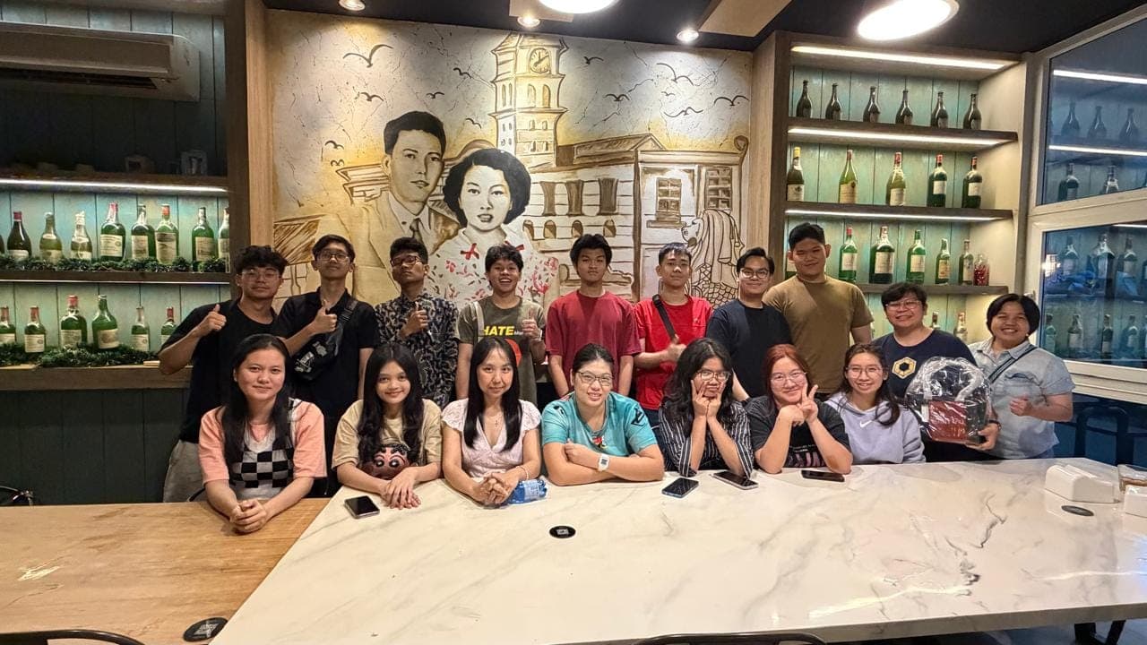 Anak muda Youth HOG duduk bersama di meja kafe