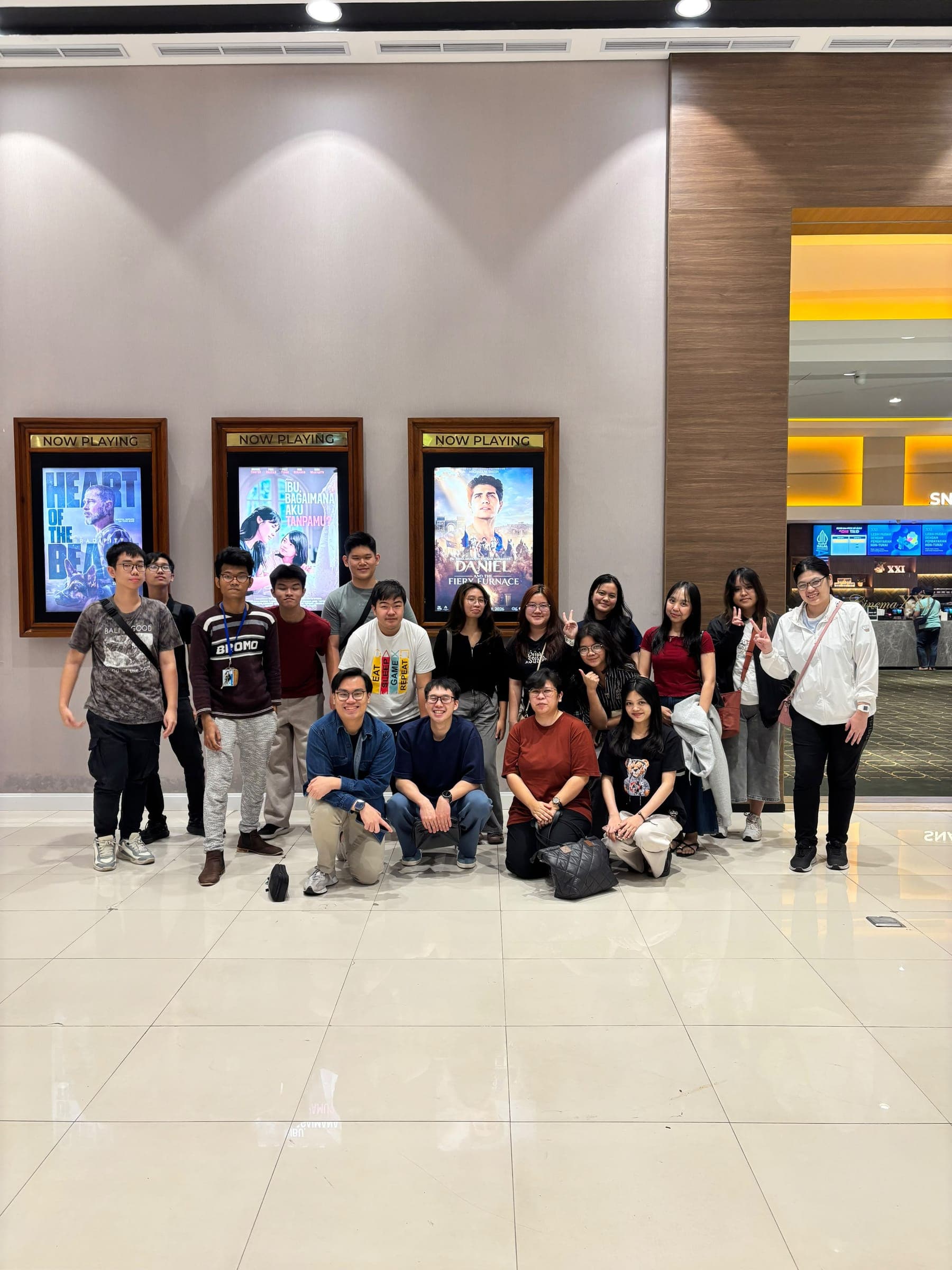 Anak muda Youth HOG nonton film bersama di bioskop
