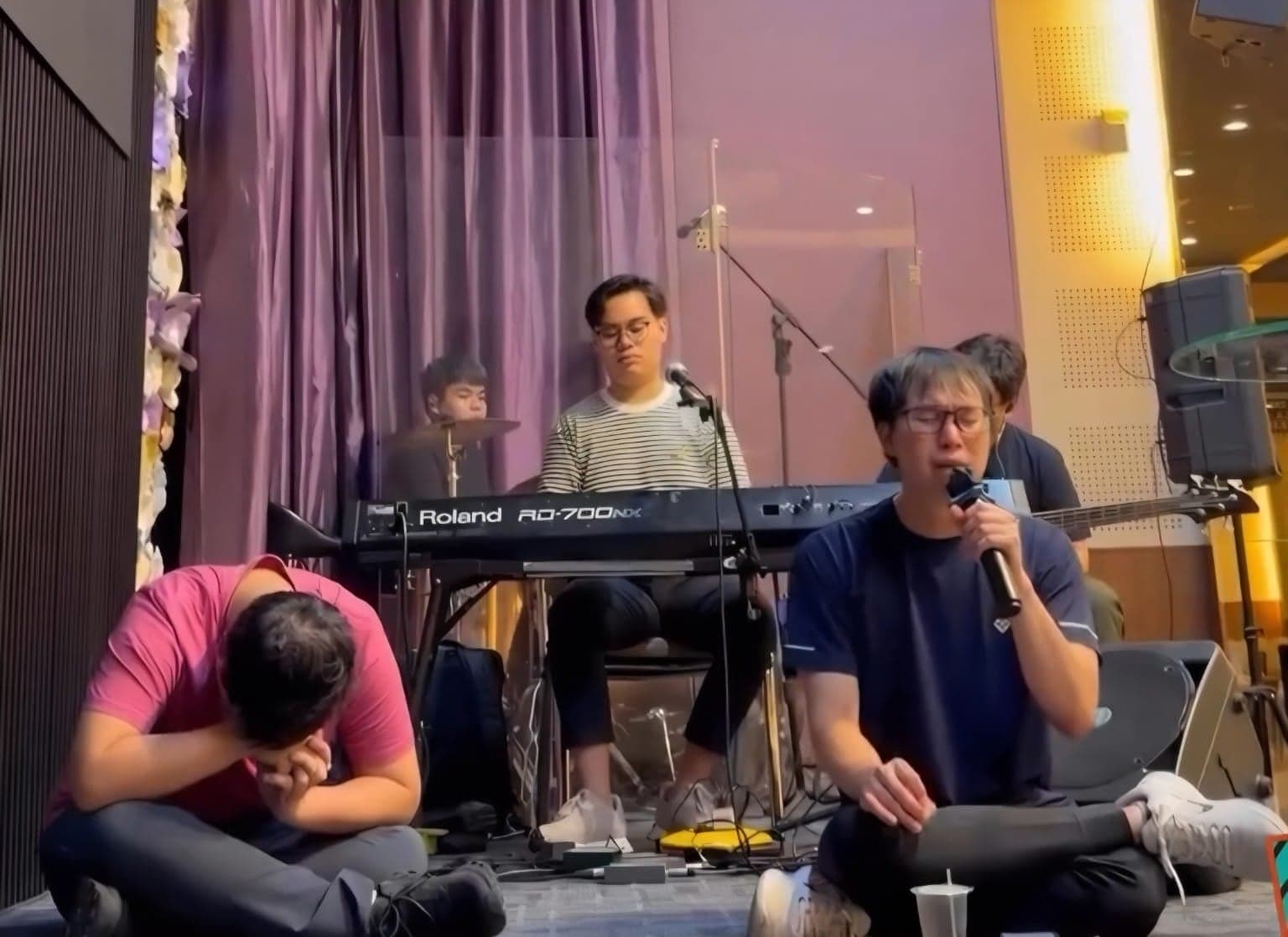 Anak muda Youth HOG menyembah Tuhan bersama tim musik