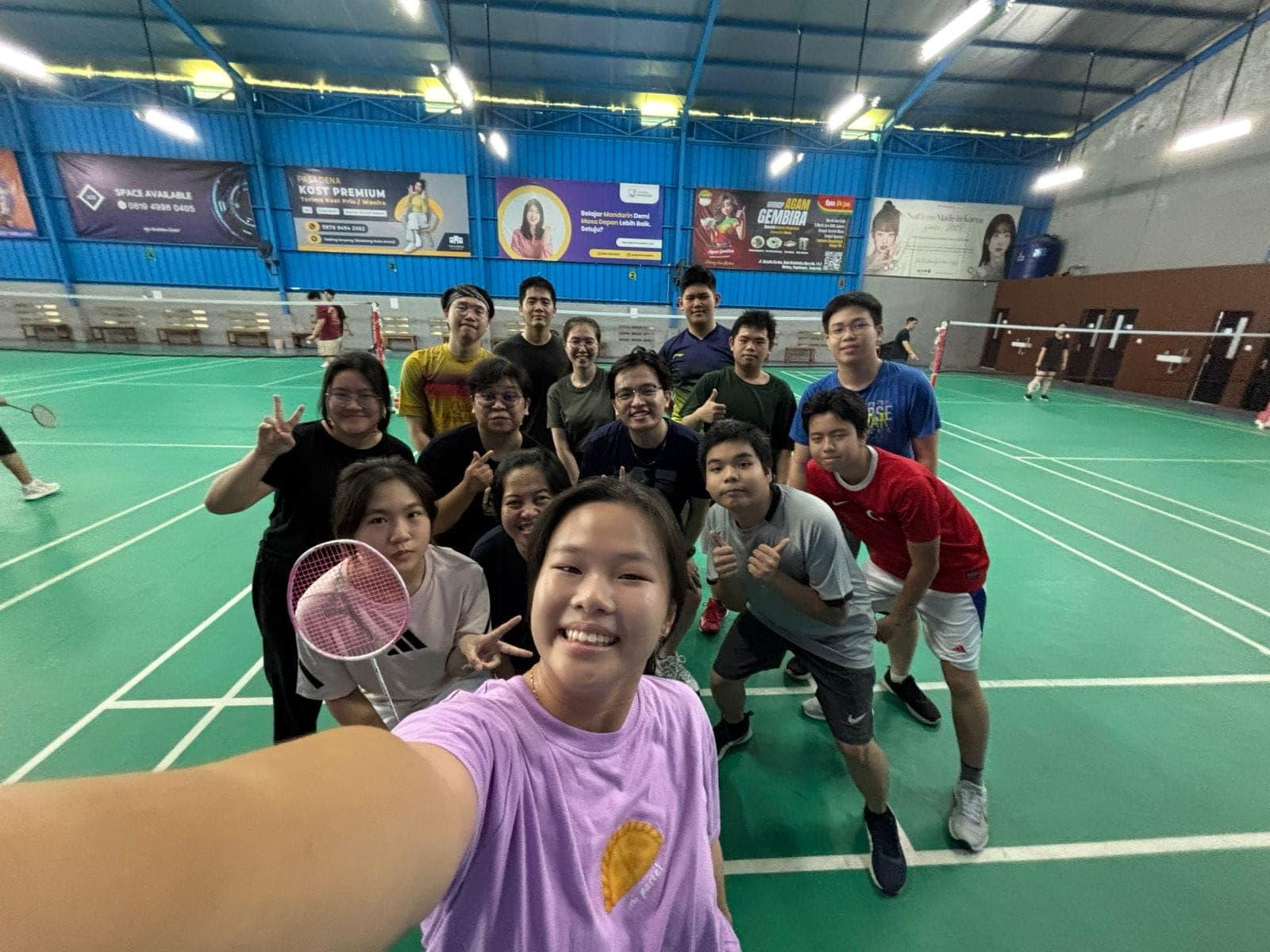 Swafoto bersama di lapangan bulu tangkis