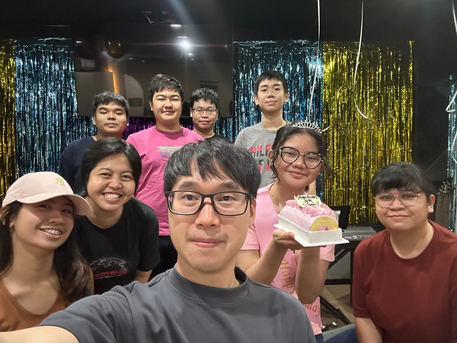Merayakan ulang tahun teman dengan kue bersama